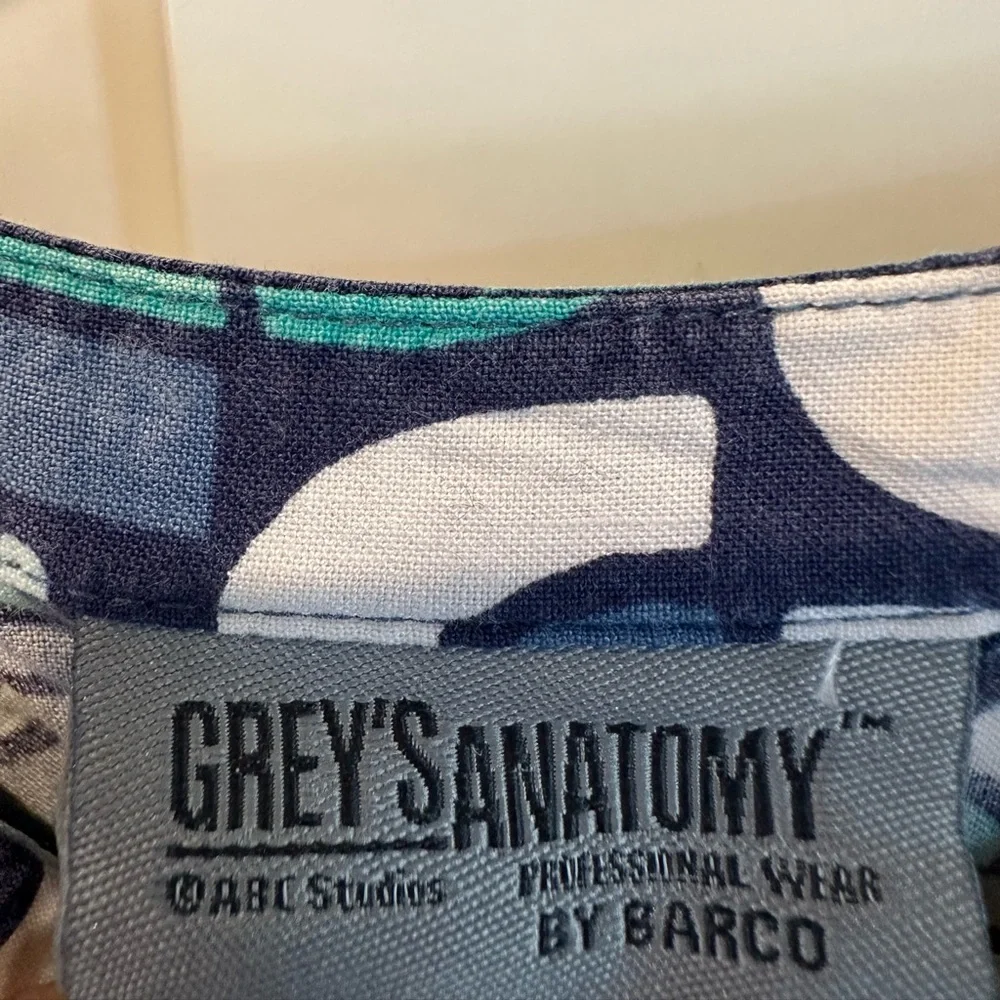 Scrub Top - Picture 2 of 3